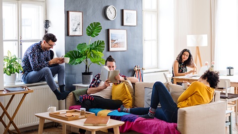 Jóvenes compartiendo la sala de estar de una casa